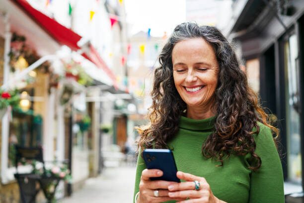 スマホを見る女性