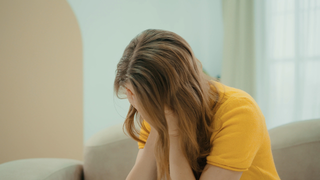 座って泣く女性