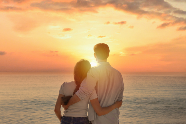 夕焼けを見るカップル