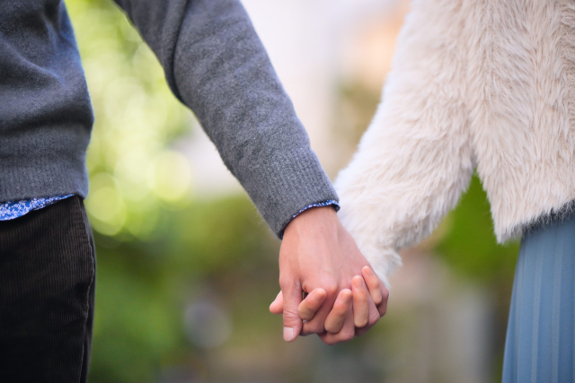 手を繋ぐカップル