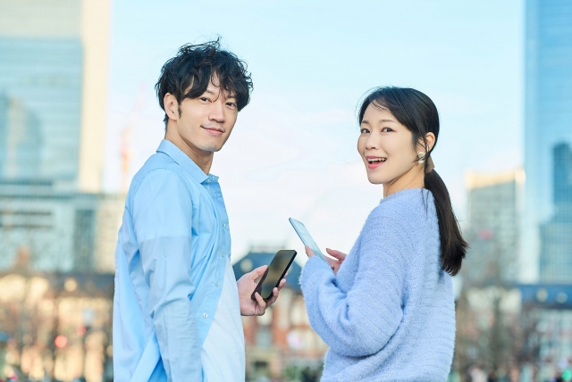 スマホを持つ男女