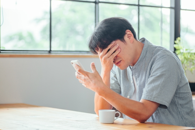 トラブルで落ち込む男性