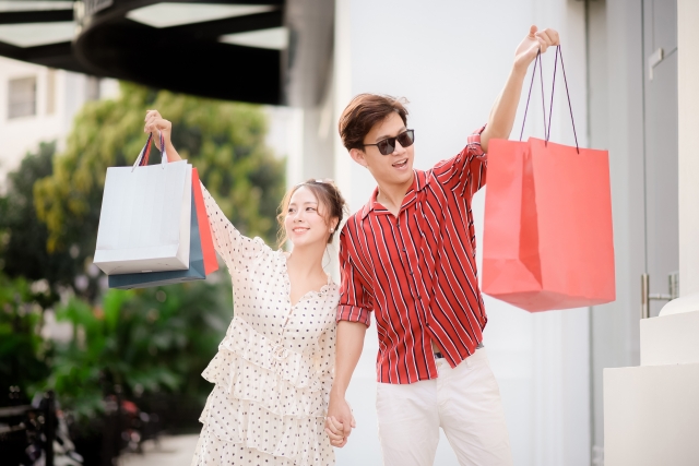ショッピングするカップル