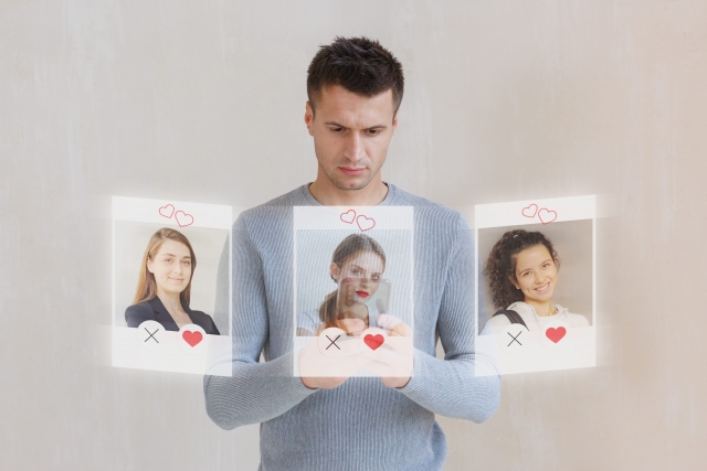 マッチングアプリを利用する男性