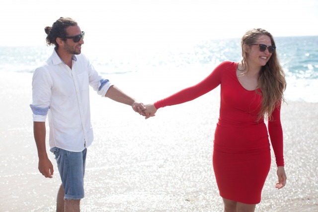 サングラスをかけた男女