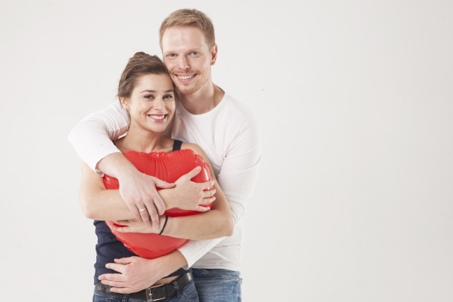 バックハグするカップル