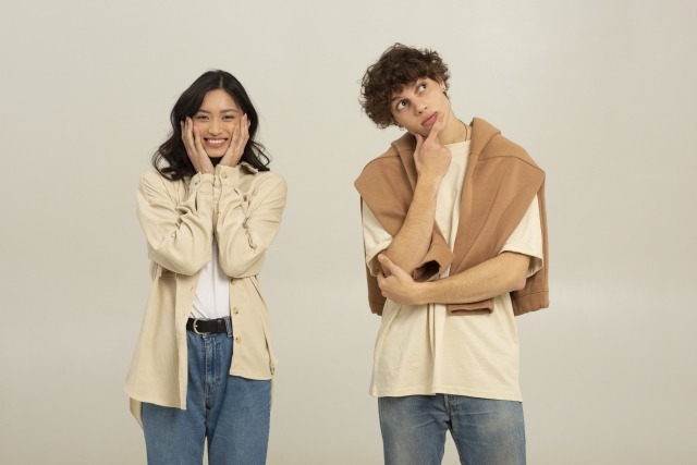 考えるカップル