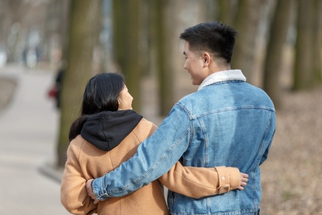 カップルの後ろ姿