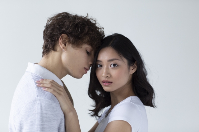 触れ合うカップル