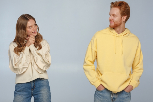 向かい合うカップル