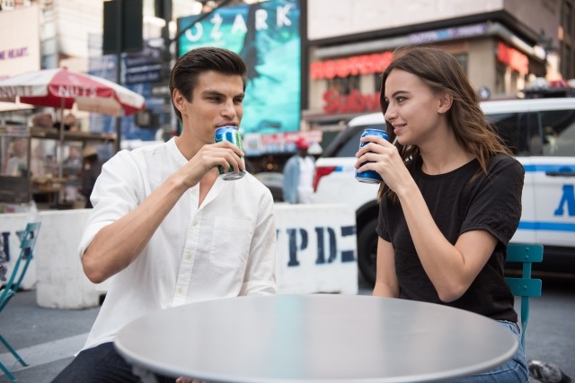 カフェでデートする男女
