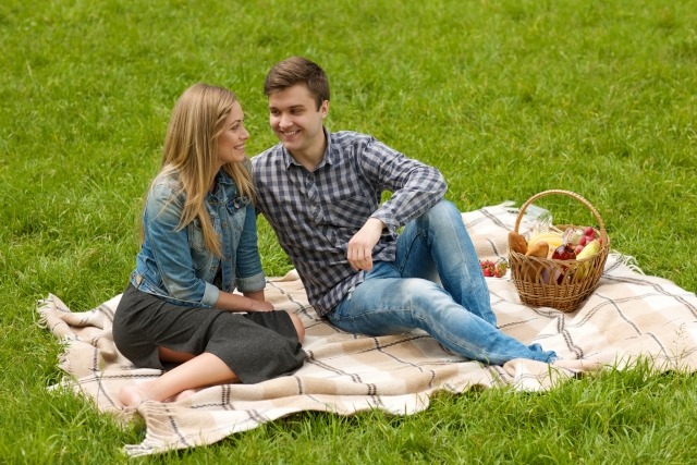 ピクニックするカップル