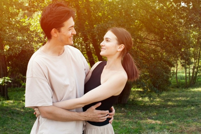 緑の中で抱き合うカップル