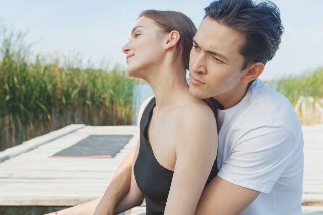 屋外で寄り添うカップル