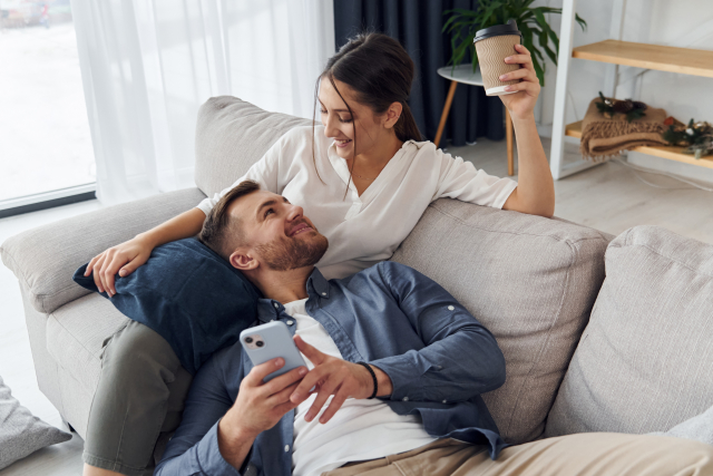 膝枕をするカップル