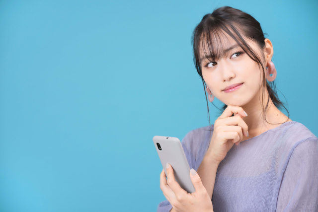 考える女性