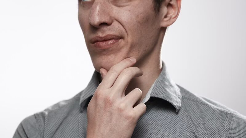 考える男性