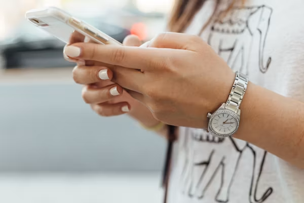 スマホをみる女性