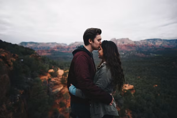 崖でキスする男女