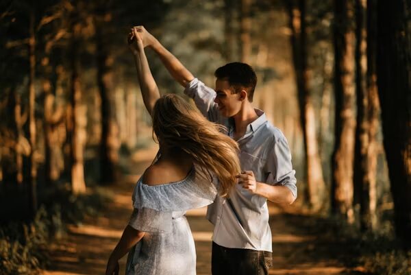 森の中で踊る男女