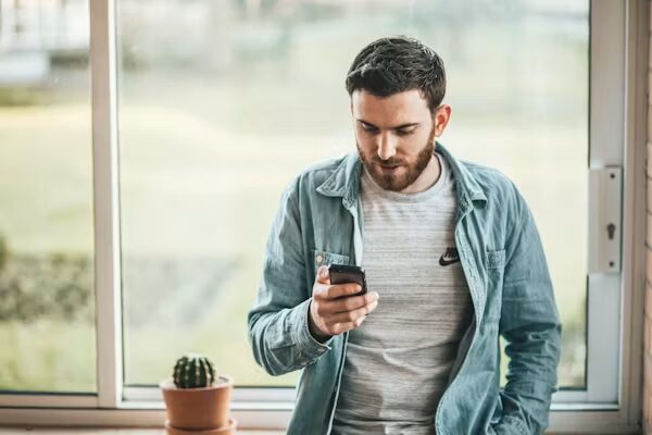 スマホを見る男性