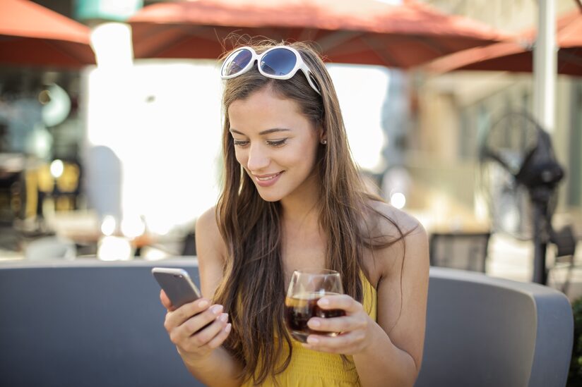 スマホを扱う女性