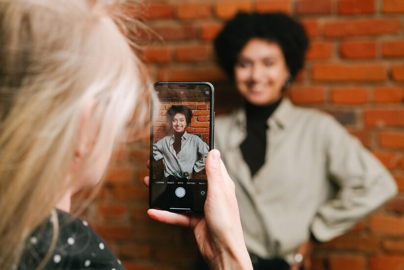 写真撮影する女性