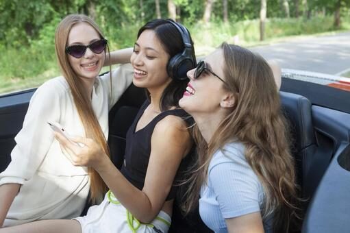 ドライブを楽しむ女性達