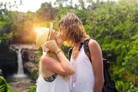 キスする男女