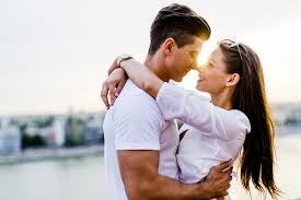 抱き合うカップル