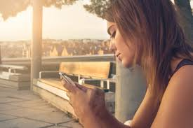 スマホを見る女性