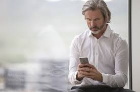 スマホを見る男性