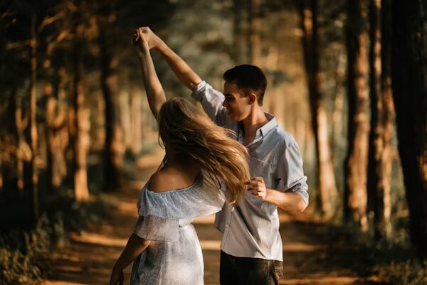 森で踊るカップル