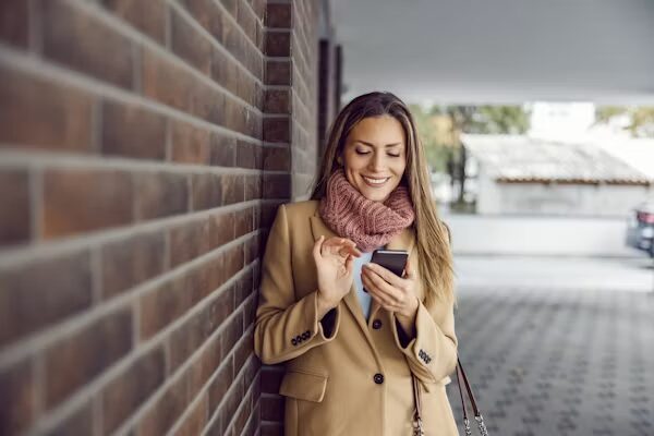 スマホを見る女性