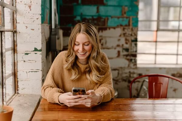 スマホを見る女性