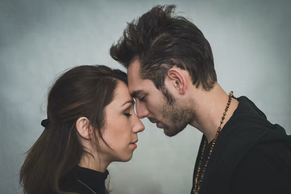 おでこを合わせる男女